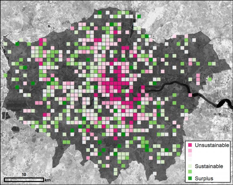 Forage (greenspace) and honey bee colony distribution in London showing the available greenspace within 1 km grids for each colony.